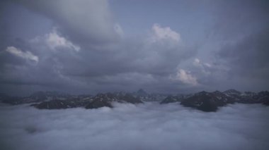 8K 7680x4320 4320p.Yüksek karlı dağlar iki farklı katman arasında. Pyrenees Fransa ve İspanya sınırında uzanan bir dağ silsilesidir. Cantabrian dağları. 8K üzerinde bulutlar..