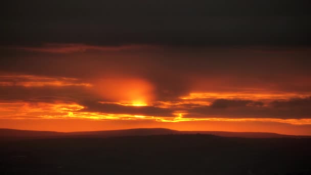 7680X4320 暗い雲を通して日没 太陽の前で霧の煙 雲は黒い色であり 細い長い線の形で オレンジと赤の人間だけで日没の時間経過ビデオ — ストック動画