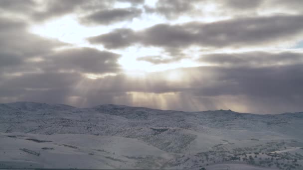 7680X4320 Białe Wzgórza Klimacie Kontynentalnym Pokryte Śniegiem Promienie Zimowego Słońca — Wideo stockowe