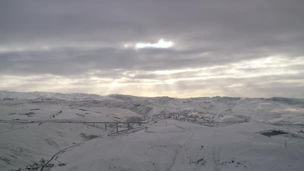 7680X4320 Λευκοί Λόφοι Ηπειρωτικό Κλίμα Καλυμμένοι Χιόνι Ακτίνες Του Ήλιου — Αρχείο Βίντεο