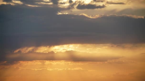 7680X4320 Sunset Travers Les Nuages Sombre Foggy Fumée Devant Soleil — Video