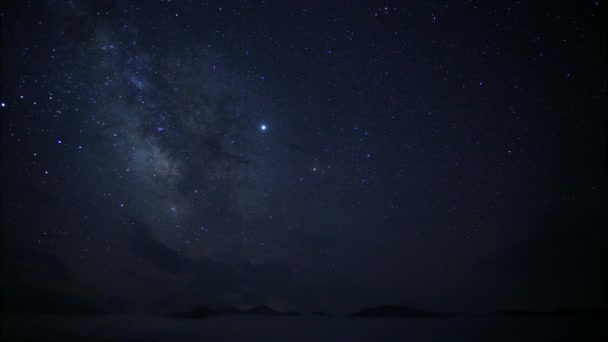 7680X4320 Samanyolu Yıldızları Gece Gökyüzünde Yıldızlı Gökyüzünün Dağların Üzerindeki Videosu — Stok video