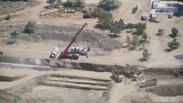 7680X4320 Red Guindaste Carrega Tubo Concreto Local Construção Colocação Uma — Vídeo de Stock