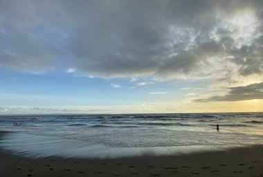 Sahilde gün batımı