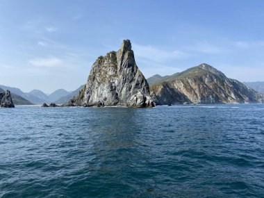 Pasifik Okyanusu ve kayalar