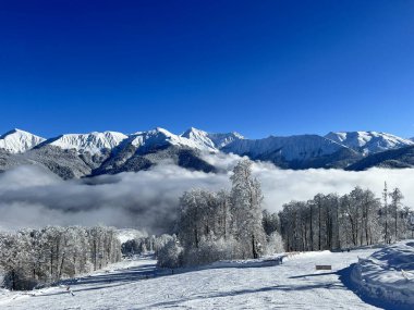 Dağların üzerinde kar ve bulutlar