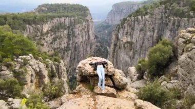 4k Sarışın Gilr Canyon Tazi (Türkiye) Güneşli Gün Dağları 'nda dinleniyor