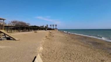 Antalya Belek City 'de terk edilmiş bir plaj. Deniz dalgaları