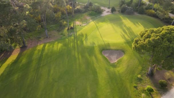 4K空中绿色高尔夫球场 令人惊奇的日落景观空中 — 图库视频影像