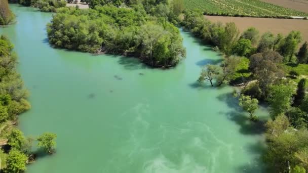 Krásné Jezero Poli Přicházející Velkých Hor — Stock video