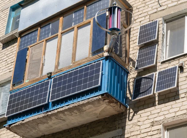 Çok katlı bir binanın balkonunda yeşil enerji ayrı bir dairede bedava elektrik elde etmenizi ve tasarruf etmenizi sağlar..