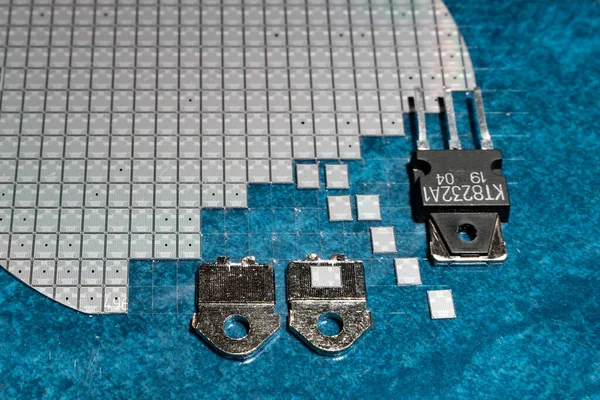 Darlington şemasına göre bölünmüş silikon gofret üzerindeki yüksek güçlü bir transistörün çipi..