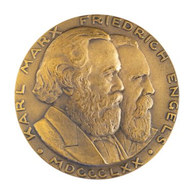 Ulyanovsk, Rusya - 09 Ocak 2022: Büyük masaüstü madalyası büyük Alman filozof, ekonomist Karl Marx ve Friedrich Engels 'in yakın plan resimli yazı işleri müdürü