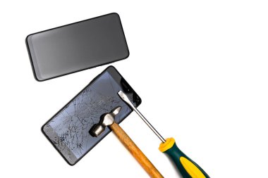 Modern yeni akıllı telefon ve eski siyah yakın plan beyaz bir arkaplanda izole edilmiş çekiç ve tornavida ile herhangi bir resmi ekrana yerleştirmek için bir maket olarak kullanılıyor.