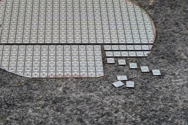 Kesilmiş bir yarı iletken silikon çoklu katmanlı gofret üzerinde güçlü bir Darlington transistörünün mikro devresi. Yarı iletken çip paketi olmayan bir mikro devre kristalidir..