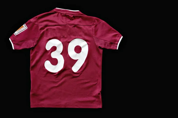 深色洋红色T恤衫 39号独立在黑色底色顶部 有阴影特写 — 图库照片