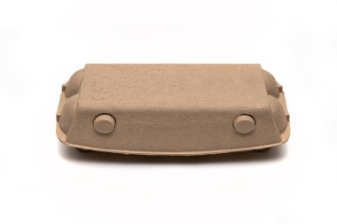 Geri dönüşümlü kağıttan yapılmış basılmış kağıttan yapılmış çevre dostu ambalajlı tavuk yumurtası. Beyaz arka planda kahverengi ve beyaz yumurtalar .