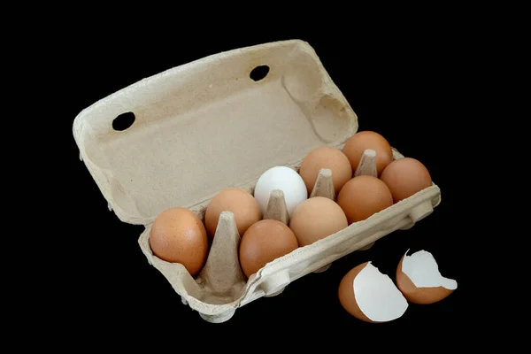Geri dönüşümlü kağıttan yapılmış basılmış kağıttan yapılmış çevre dostu ambalajlı tavuk yumurtası. Siyah arka planda kahverengi ve beyaz yumurtalar .