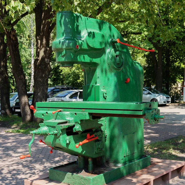 Eski moda yeşil torna parktaki bir tatilde sergileniyor..