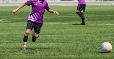 Çocuk futbolu. Kızlar ve erkekler için aktif futbol, rekabet, güzel dinamik anlar.