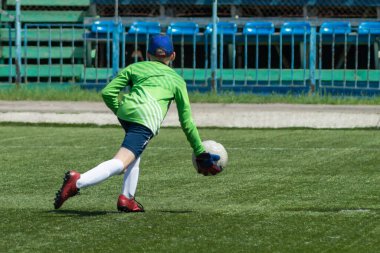 Çocuk futbolu. Kızlar ve erkekler için aktif futbol, rekabet, güzel dinamik anlar.