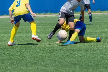 Çocuk futbolu. Kızlar ve erkekler için aktif futbol, rekabet, güzel dinamik anlar.