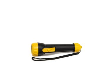 Bataryalı bir cep feneri ve parlak bir lamba beyaz arka planda izole edilmiş yakın plan bir gölgeyle uzanır..