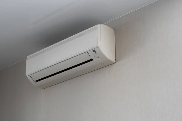 寒い天候で熱を供給する能力を有する暑い 壁に取り付けられた分割システムで冷却するためのオフィスエアコン — ストック写真