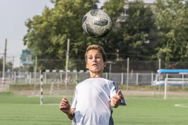 Ulyanovsk Ryssland Juli 2021 Pojken Älskar Att Spela Fotboll Tåg — Stockfoto