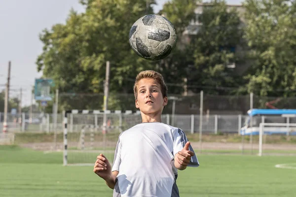 Ulyanovsk Rusko Července 2021 Chlapec Miluje Fotbal Trénuje Míčem Umělém — Stock fotografie