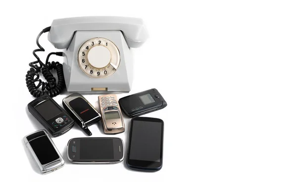 회색으로 표시된 전화와 근처의 전화는 어두운 배경에 고립되어 — 스톡 사진