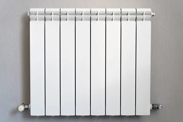 Witte Aluminium Legering Metalen Verwarming Radiator Een Grijze Achtergrond — Stockfoto