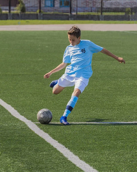 Kinderen Voetbal Jonge Football Speler Jongen Neemt Een Hoek Kick — Stockfoto