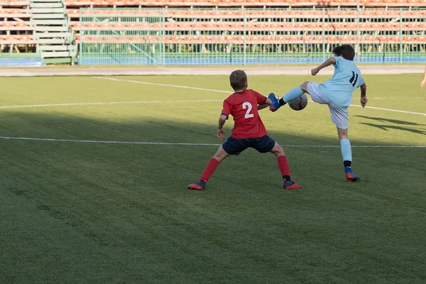 Jóvenes Futbolistas Luchan Por Pelota Partido Fútbol Europeo Césped Artificial — Foto de Stock