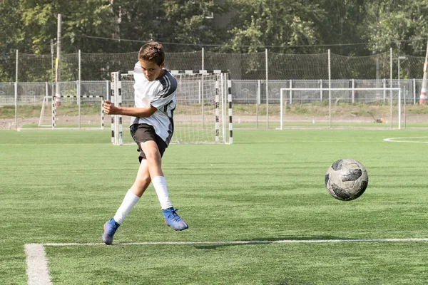 Ulyanovsk Rusko Července 2021 Chlapec Miluje Fotbal Trénuje Míčem Umělém — Stock fotografie