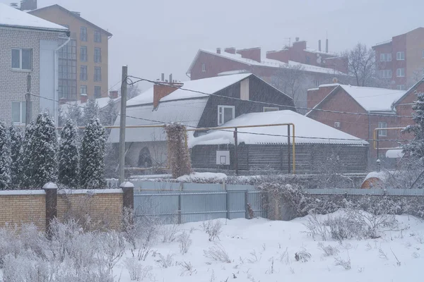 Şehirde şiddetli kar yağışı evleri ve sokakları süpürüyor..