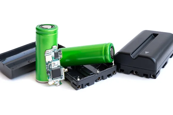 Güç kaynağının iç yapısı kamera ve diğer ev aletleri için batarya beyaz arka planda izole edilmiştir..