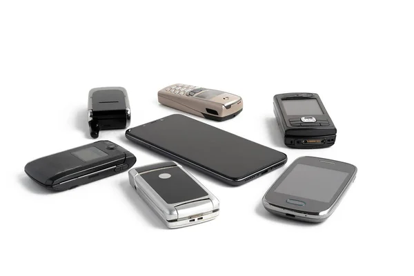 Eski cep telefonları gölgeli beyaz arkaplanda izole edilmiş..