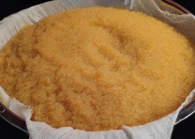 Güzel sarı turna balığı havyarı, yıkanmış ve evde tuzlanmaya hazır, korunmasız..