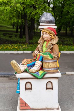 Tembel Ivan sobaya biniyor. Araç Rusya 'da peri masallarında kullanılır. Pike bir serserinin arzusunu yerine getiriyor..