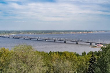 Rusya 'da Çar' ın altında inşa edilen Volga Nehri üzerindeki köprü. Şu anki demir köprü. Aynı şehrin iki bankasını birbirine bağlar