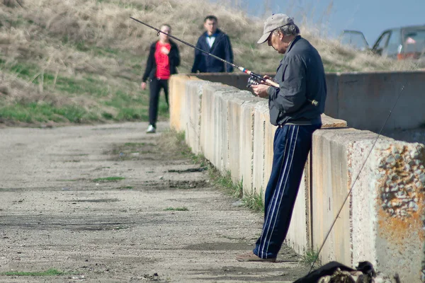 Ein Älterer Mann Nimmt Eine Angelrute Und Geht Schlechter Tag — Stockfoto