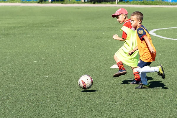 Russie Août 2021 Les Petits Garçons Âgés Ans Jouent Football — Photo