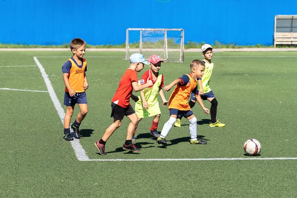 Russie Août 2021 Les Petits Garçons Âgés Ans Jouent Football — Photo