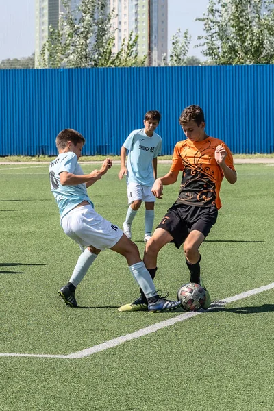 Ulyanovsk Rusko Července 2021 Chlapec Miluje Fotbal Trénuje Míčem Umělém — Stock fotografie