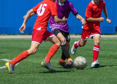 Çocuk futbolu. Kızlar ve erkekler için aktif futbol, rekabet, güzel dinamik anlar.