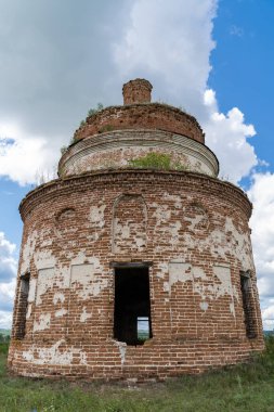 300-400 yıllık kırmızı tuğladan yapılmış eski bir tapınak köydeki Hristiyan Ortodoks kilisesi gibiydi. Şimdi kilise terk edilmiş ve işlevsiz..