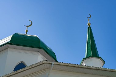Kubbe kuleleri, Müslümanların ibadet ve ayinlerini yapan bir Müslüman camiinin minaresidir. Hilal ayının tepesindeki yeşil çatılar ve beyaz duvarlar İslam 'ın sembolü..
