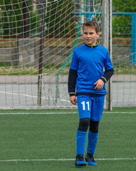 Kindervoetbal Kinderen Spelen Voetbal Actieve Strijd Dynamiek Van Jongens Voetbalwedstrijd — Stockfoto