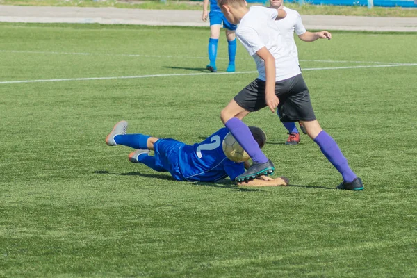 Kindervoetbal Een Interessant Voetbalmoment Bij Wedstrijd Training Actieve Strijd Dynamiek — Stockfoto